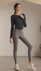 Detailansicht von Jacquard-Yoga-Oberteil und hoch taillierter Fitness-Leggings