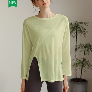 Haut de yoga vert clair à manches longues en tissu respirant avec ourlet asymétrique