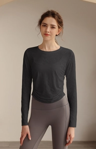 Details des schwarzen Jacquard-Yogatoberteils mit atmungsaktivem Mesh und schmalem Saum