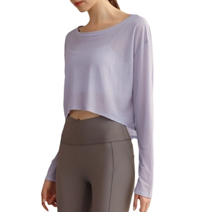 Lockerer fliederfarbener Yoga-Top für Damen mit langen Ärmeln und dunkelgrauer Fitness-Leggings