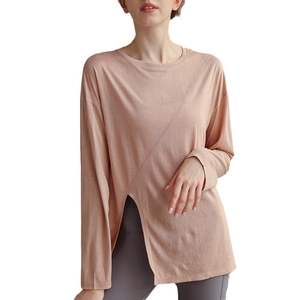 Haut de yoga ample en tencel à manches longues avec ourlet fendu en rose abricot