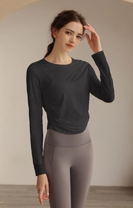 Detailansicht des atmungsaktiven Jacquard-Yoga-Langarmshirts mit schmaler Passform