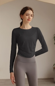 Nahaufnahme des schwarzen atmungsaktiven Yoga-Oberteils mit feinem Jacquard-Muster