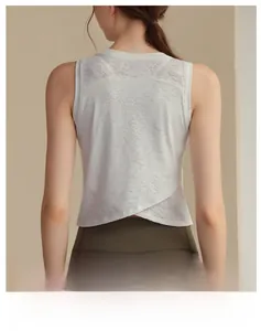 Détail du débardeur de sport blanc montrant le tissu en mesh et l'ourlet croisé au dos