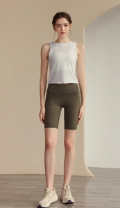 Détail du débardeur de yoga blanc en mesh et du short de cyclisme vert taille haute