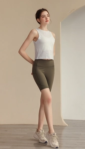 Détail du gilet de sport en jacquard blanc avec short de yoga vert olive et poches latérales