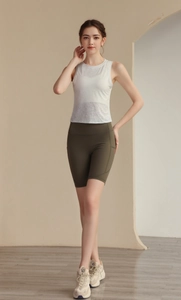 Détail du débardeur blanc sans manches léger avec short de cyclisme taille haute vert olive