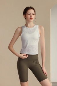 Détail du débardeur de fitness jacquard blanc et short de cyclisme vert foncé