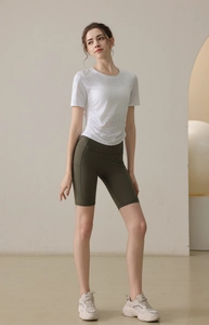 Détail du t-shirt de yoga blanc avec texture micro-mesh respirante et tissu de qualité