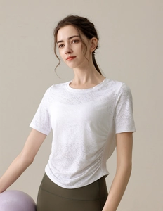 T-shirt de yoga blanc ajusté avec texture semi-transparente respirante et plis latéraux