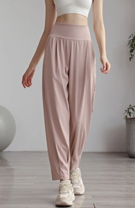 Detail of high-waist yoga pants in dusty rose featuring a wide smoothing waistband