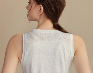 Détail du débardeur de sport jacquard blanc montrant la texture du tissu dévoré