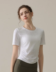 Détail du t-shirt de yoga blanc cintré avec un tissu respirant à texture marbrée unique