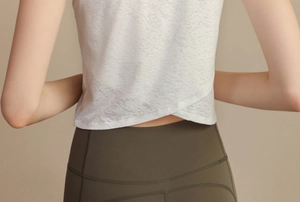Détail du débardeur de sport en jacquard blanc avec ourlet croisé et texture du tissu