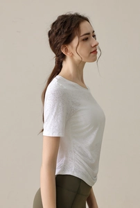 Détail du t-shirt de yoga blanc avec texture mesh respirante et fronces latérales