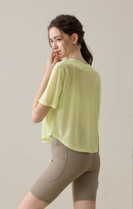 Detail von neongrünem Mesh-Yoga-T-Shirt mit High-Waist-Fitness-Radlerhose mit Seitentasche