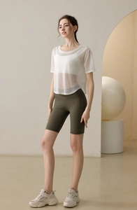 Transparentes weißes Yoga-Mesh-T-Shirt mit olivgrünen Fitness-Shorts mit hoher Taille