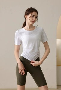 Détail du haut blanc respirant et de l'ensemble legging de sport vert taille haute