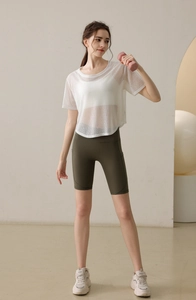 Detaillierte Ansicht des leichten Yoga-Überwurfs mit olivgrüner High-Waist-Radlerhose