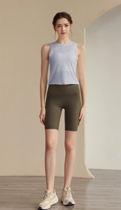 Vue détaillée du débardeur de fitness bleu clair sans manches avec short cycliste vert olive