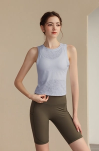 Détail du débardeur de sport jacquard violet clair et short de cyclisme vert olive taille haute