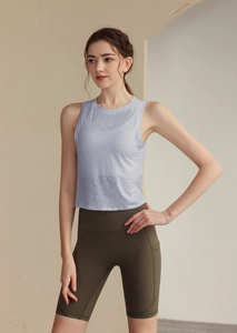 Détail du débardeur de sport en jacquard bleu clair et poche latérale du short de yoga