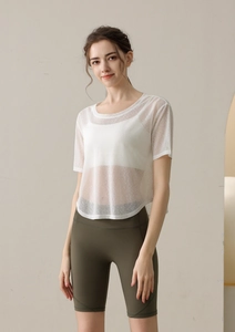 Detailansicht des weißen semi-transparenten Yoga-Überwurfs mit atmungsaktivem Mesh-Gewebe