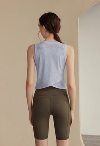 Détail de l'ourlet croisé sur le débardeur de sport en jacquard bleu clair pour yoga