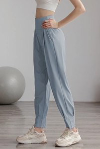 Detail view of high waist yoga pants in light blue featuring side pockets and a slim fit