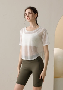 Detail eines atmungsaktiven weißen Netz-Yoga-Überziehshirts mit abgerundetem Saum