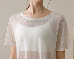 Detailansicht des halbtransparenten weißen Yoga-T-Shirts mit leichtem Strukturstoff