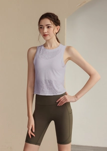 Détail du débardeur jacquard lavande et du short de yoga taille haute vert olive