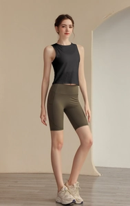 Détail du short de cyclisme taille haute avec poches latérales et débardeur de sport
