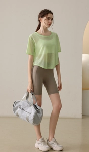 Detail des hellgrünen Mesh-Yoga-Shirts kombiniert mit braunen Radlershorts