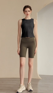 Détail du débardeur de sport noir et du short de yoga taille haute vert olive ajusté