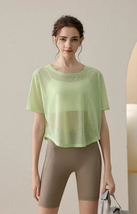 Detail eines hellgrünen Mesh-Yoga-T-Shirts mit Sport-BH und Radlerhose mit hoher Taille