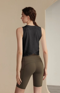Vue arrière du débardeur jacquard noir à ourlet croisé et du short cycliste vert