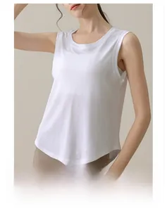 Gros plan du débardeur de yoga blanc en maille jacquard respirante avec col rond