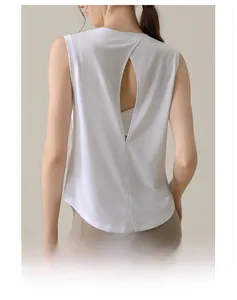 Détail macro du débardeur de yoga blanc en mesh avec design dos fendu respirant