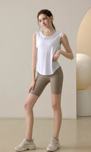 Détail du débardeur de yoga blanc avec col rond et ourlet arrondi respirant