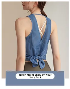 Détail du haut de sport en maille de nylon bleue avec dos ouvert et nœud élégant