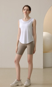 Détail du haut de yoga sans manches blanc et du short de cycliste kaki sur un mannequin