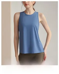 Détail du dos en maille respirante du débardeur de yoga pour femmes en bleu poudré