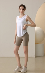 Détail du débardeur de yoga blanc respirant avec short de fitness kaki à taille haute