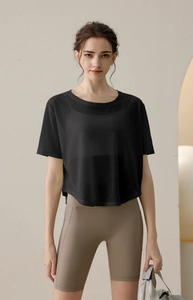Detail eines locker sitzenden schwarzen Yoga-T-Shirts aus atmungsaktivem Mesh-Gewebe