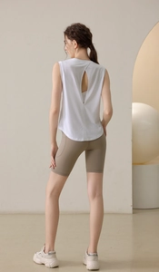 Débardeur de yoga blanc sans manches fendu au dos et short de cyclisme marron avec poches