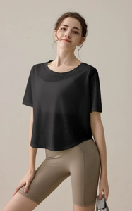 Detail eines schwarzen, atmungsaktiven Mesh-Yoga-Oberteils und brauner Radlerhose mit Seitentasche