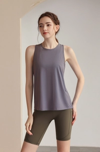 Haut de sport dos nu pour femme et legging vert olive dans un cadre minimaliste