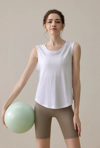 Détail du débardeur de yoga blanc sans manches avec maille respirante et ballon de yoga