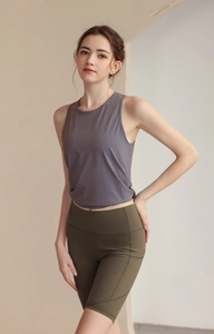 Gros plan d'un short de sport taille haute vert olive avec coutures de qualité supérieure